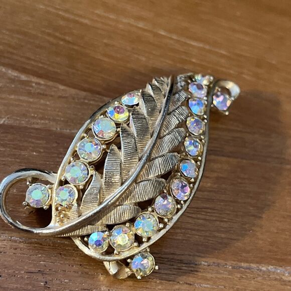 VINTAGE RARE GOLD TONE AURORA BOREALIS RHINESTONES LEAF BROOCH PIN